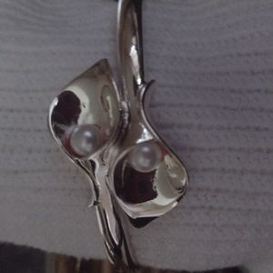 Vintage AVON Calla Lily pearl bracelet